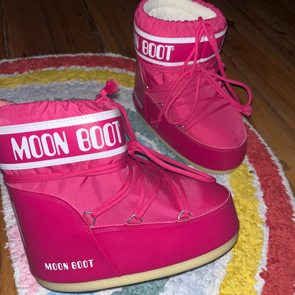 Classic Low 2 Bougainvillea Moon Boots
